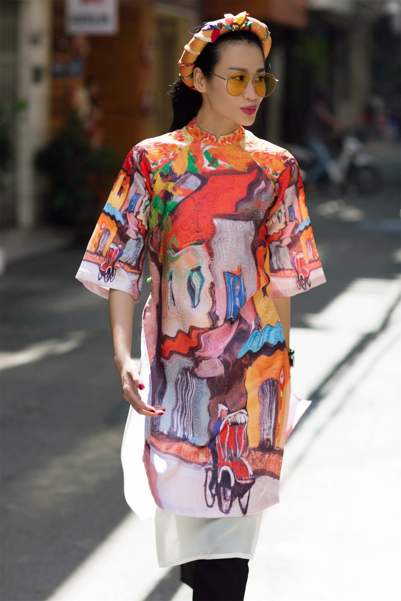 Thanh Truc dien ao dai cach tan xuong pho anh 2