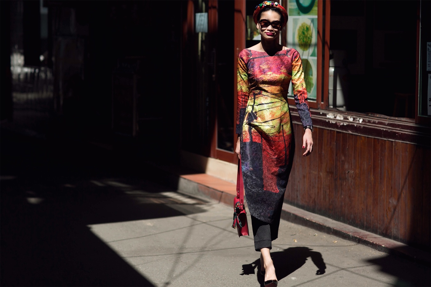 Thanh Truc dien ao dai cach tan xuong pho anh 4