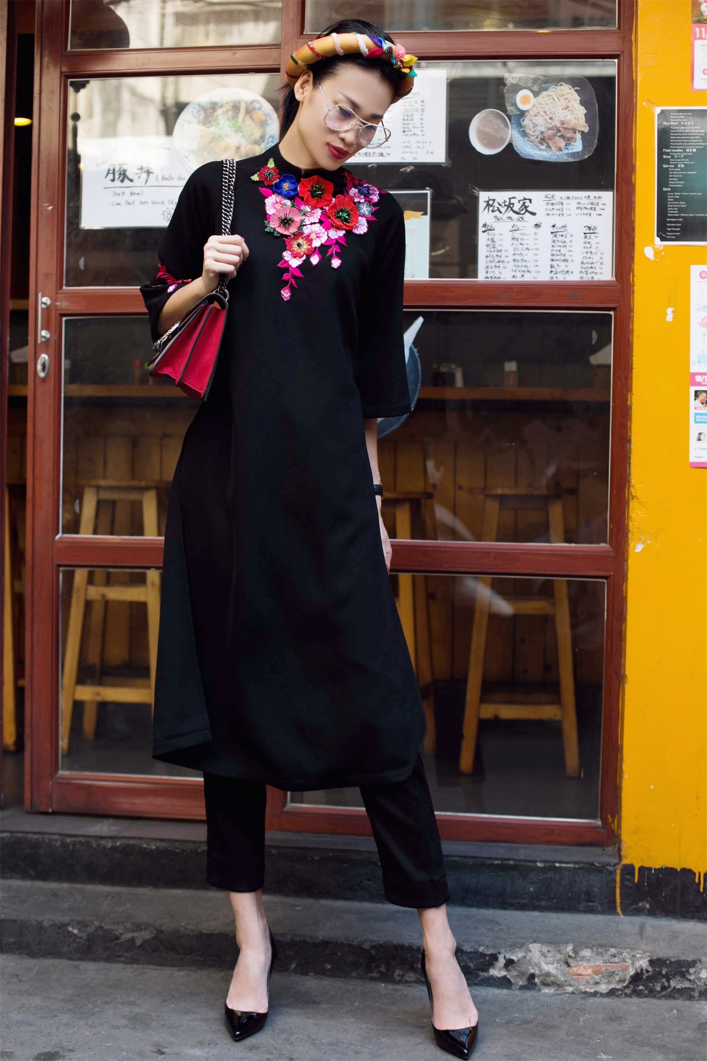 Thanh Truc dien ao dai cach tan xuong pho anh 6