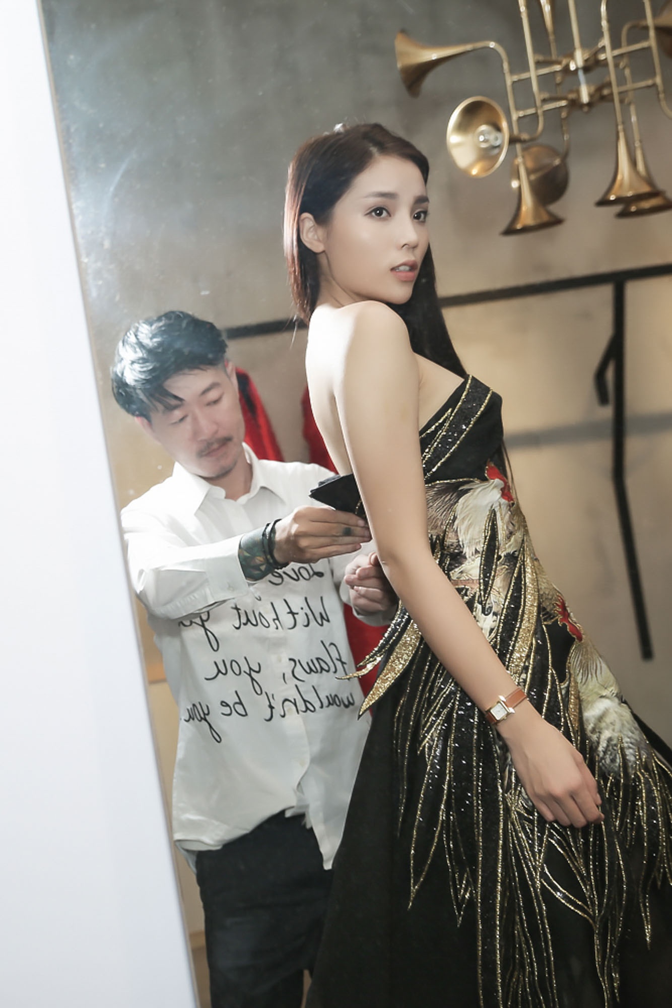 hoa hau Ky Duyen lai xe sang di thu trang phuc anh 5