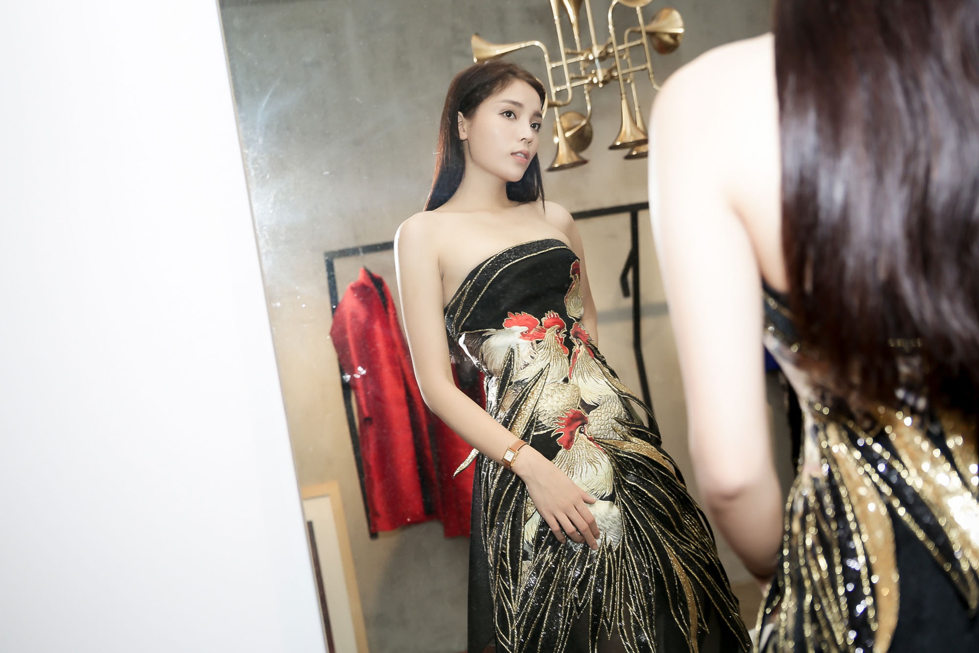 hoa hau Ky Duyen lai xe sang di thu trang phuc anh 8