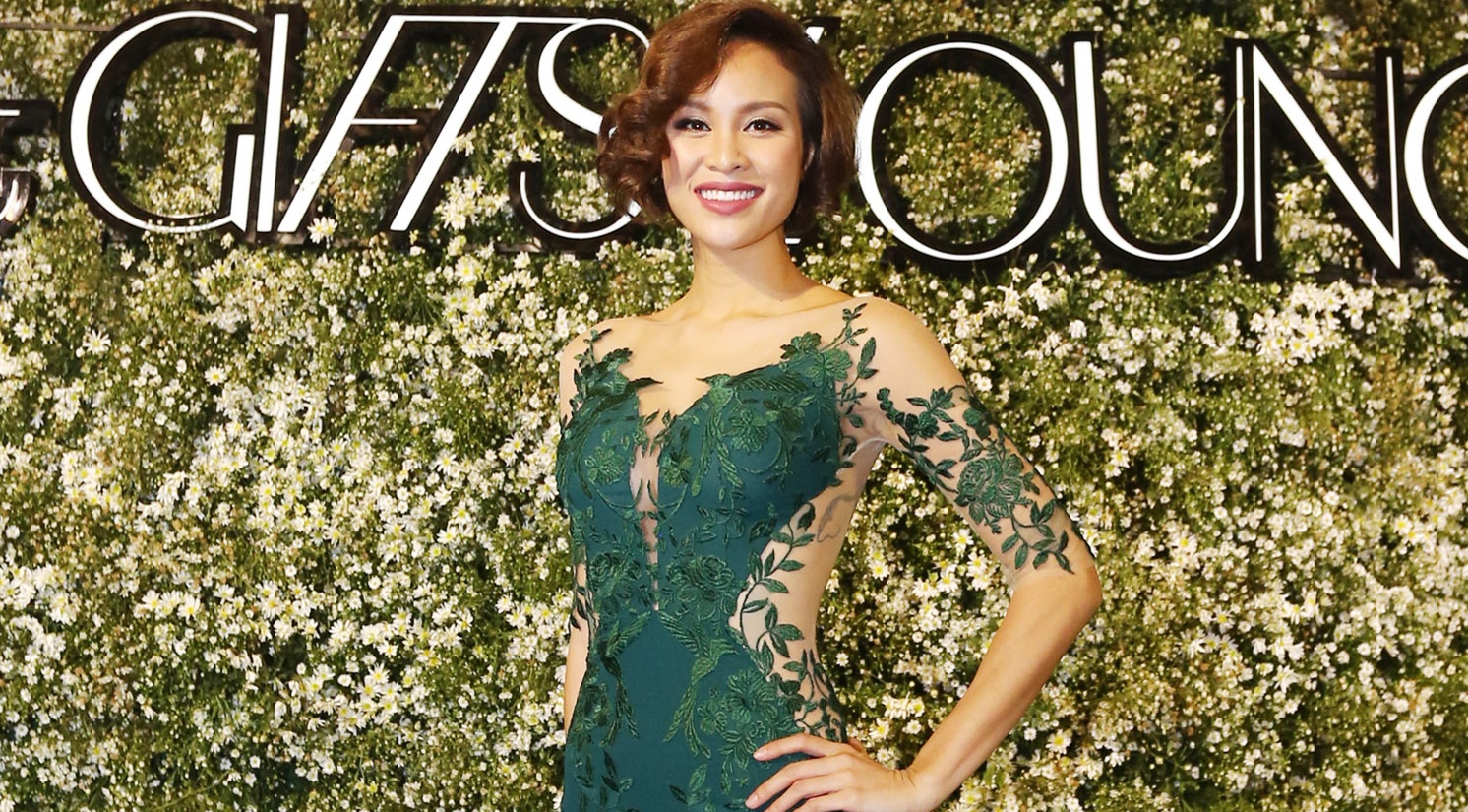 Phuong Mai gay chu y voi dam hoa tiet la hinh anh