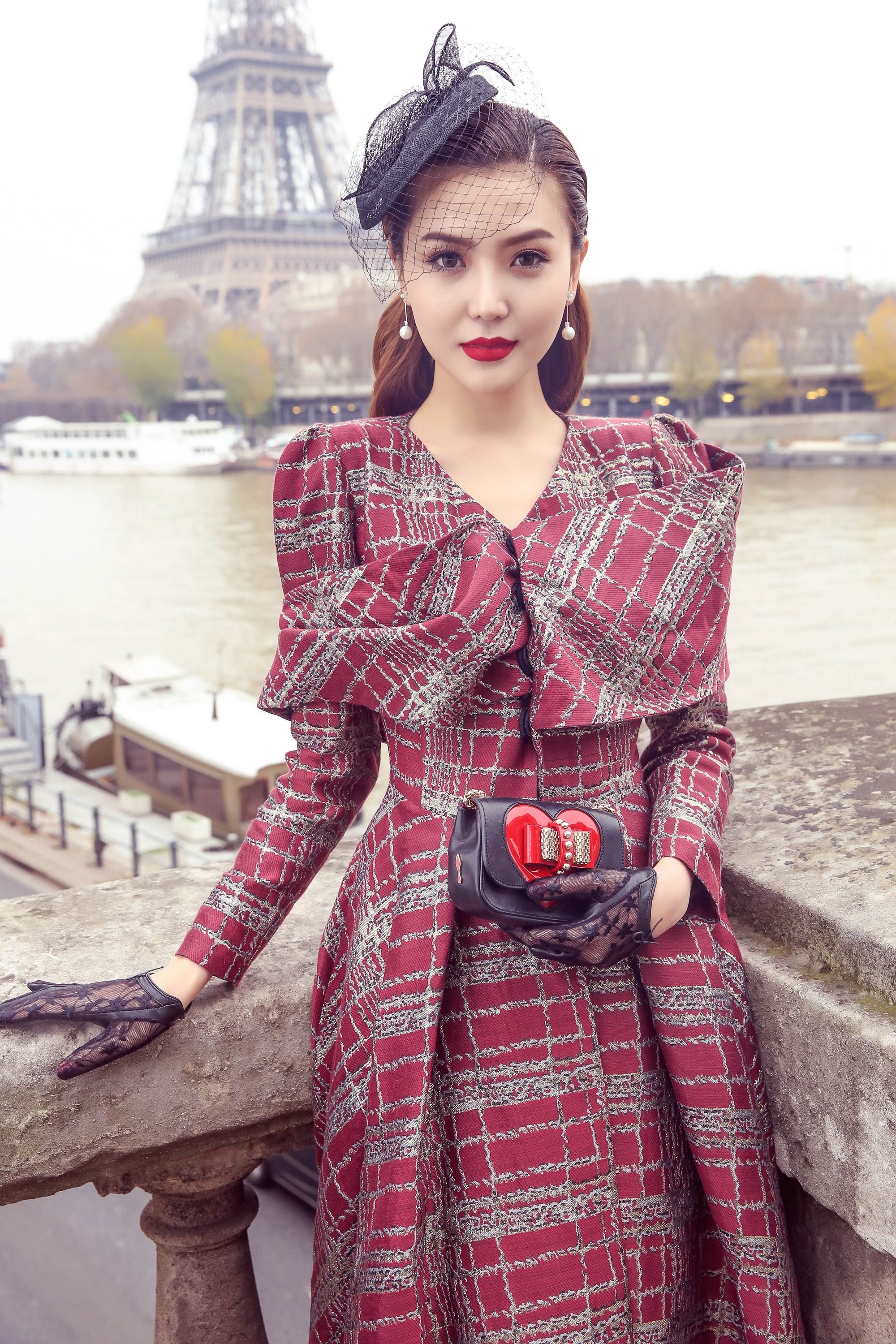 Ngọc Duyên hóa quý cô cổ điển trên đường phố Paris ảnh 2 Ngoc Duyen hoa quy co co dien tren duong pho Paris anh 2