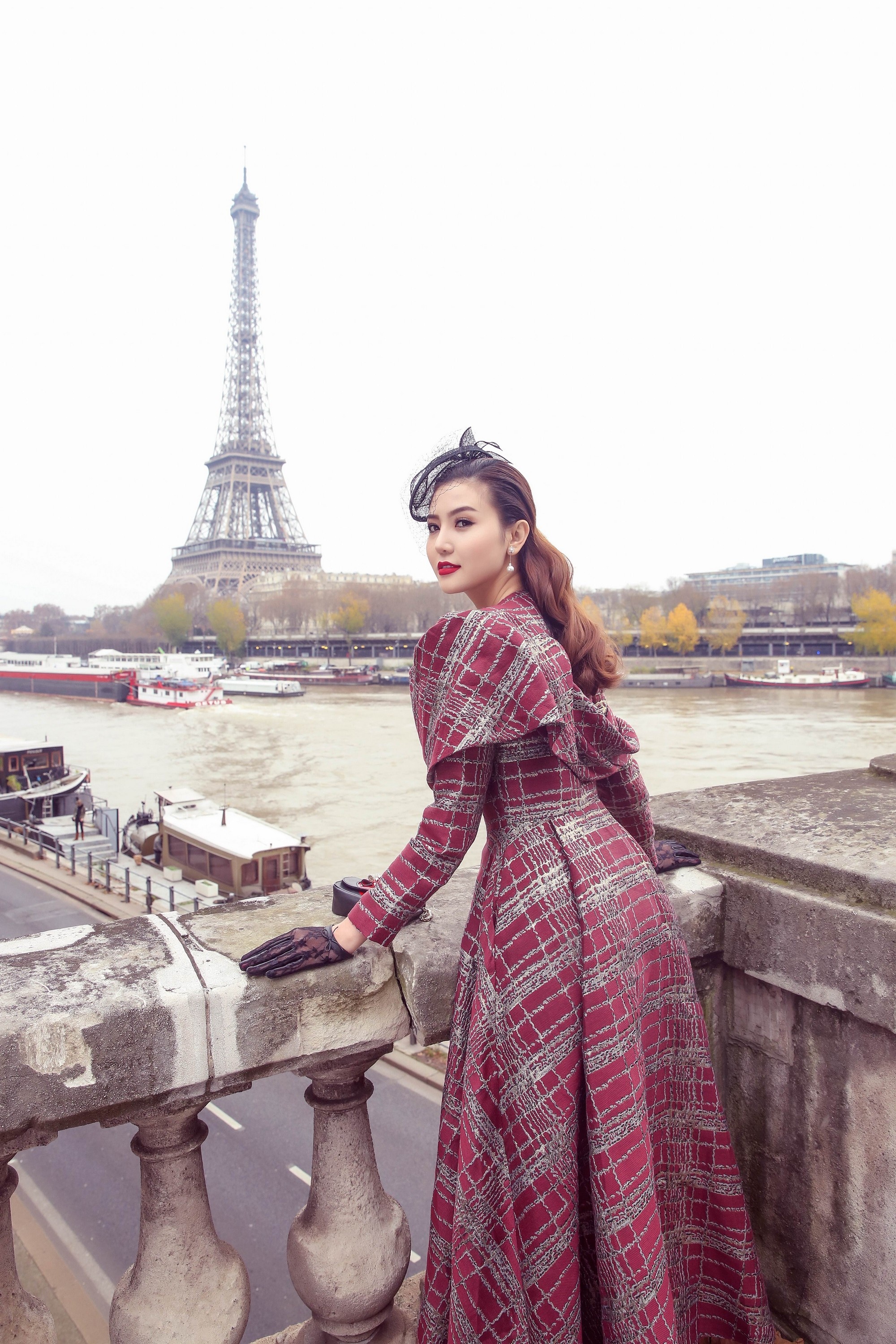 Ngọc Duyên hóa quý cô cổ điển trên đường phố Paris ảnh 3 Ngoc Duyen hoa quy co co dien tren duong pho Paris anh 3