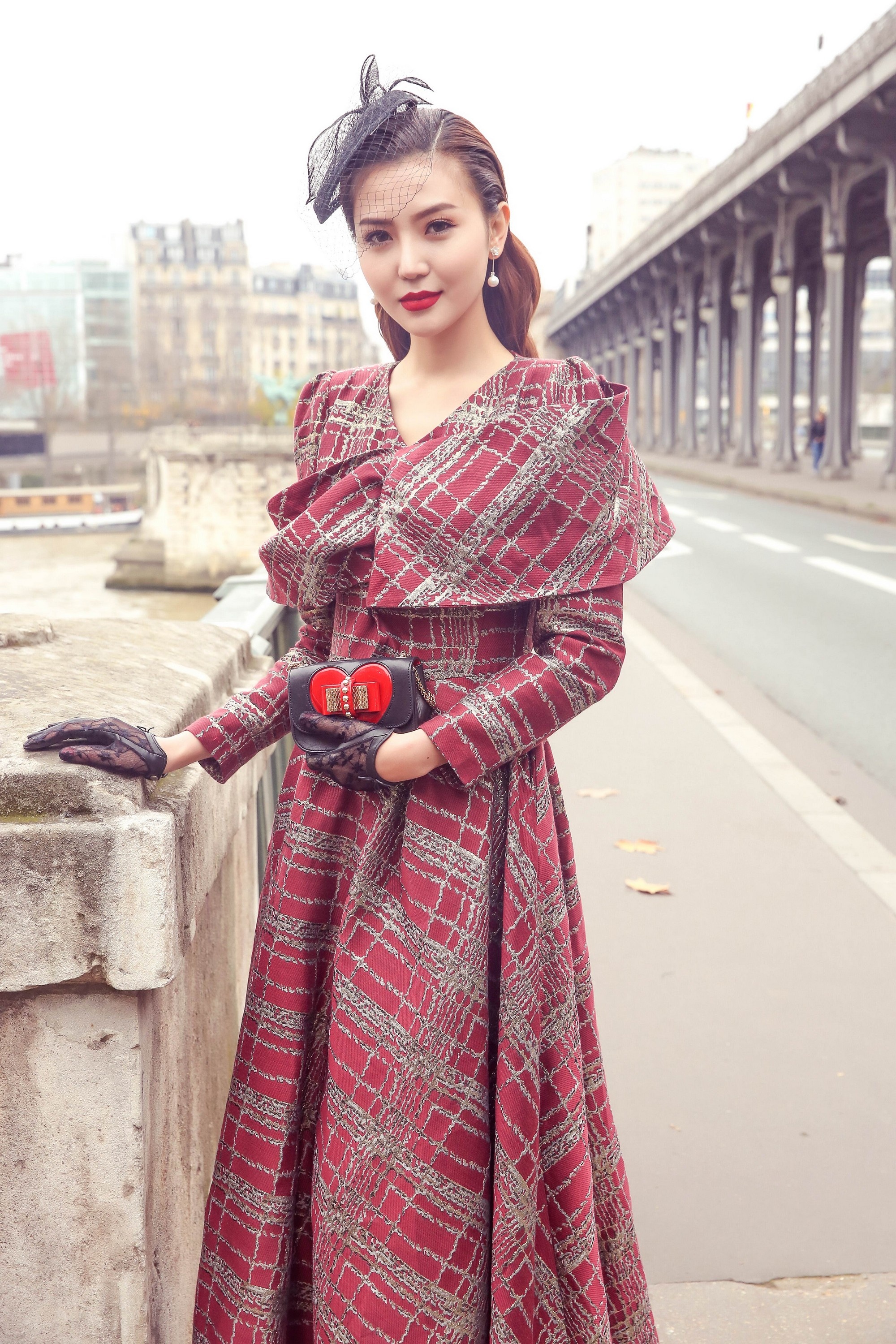 Ngọc Duyên hóa quý cô cổ điển trên đường phố Paris ảnh 5 Ngoc Duyen hoa quy co co dien tren duong pho Paris anh 5