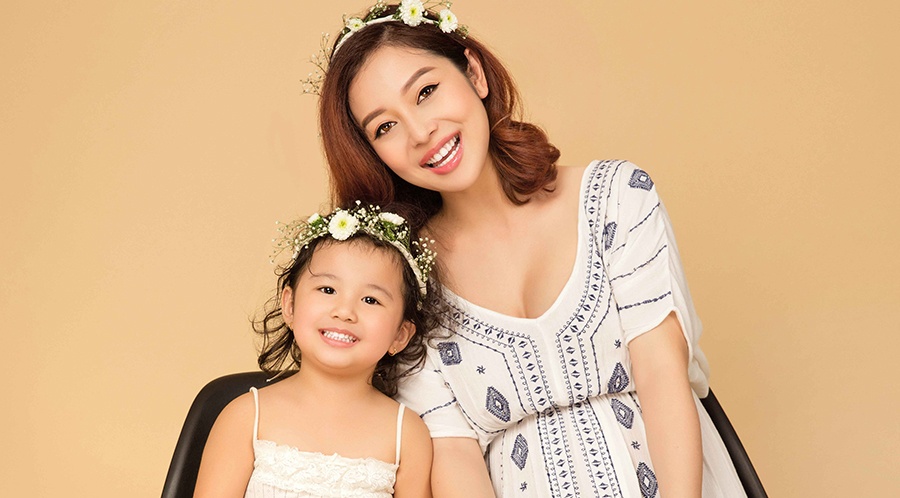 Jennifer Pham mang bau 7 thang chup anh cung con gai hinh anh