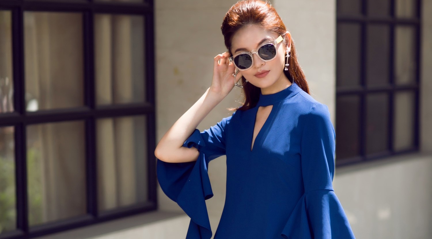 A hau Thuy Dung xuong pho voi 5 bo canh hien dai hinh anh