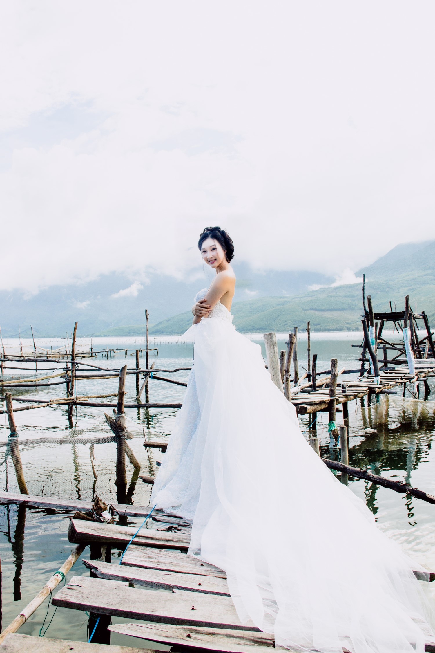 Hoa khoi Hue ma mi trong loat vay cuoi ren luoi anh 1