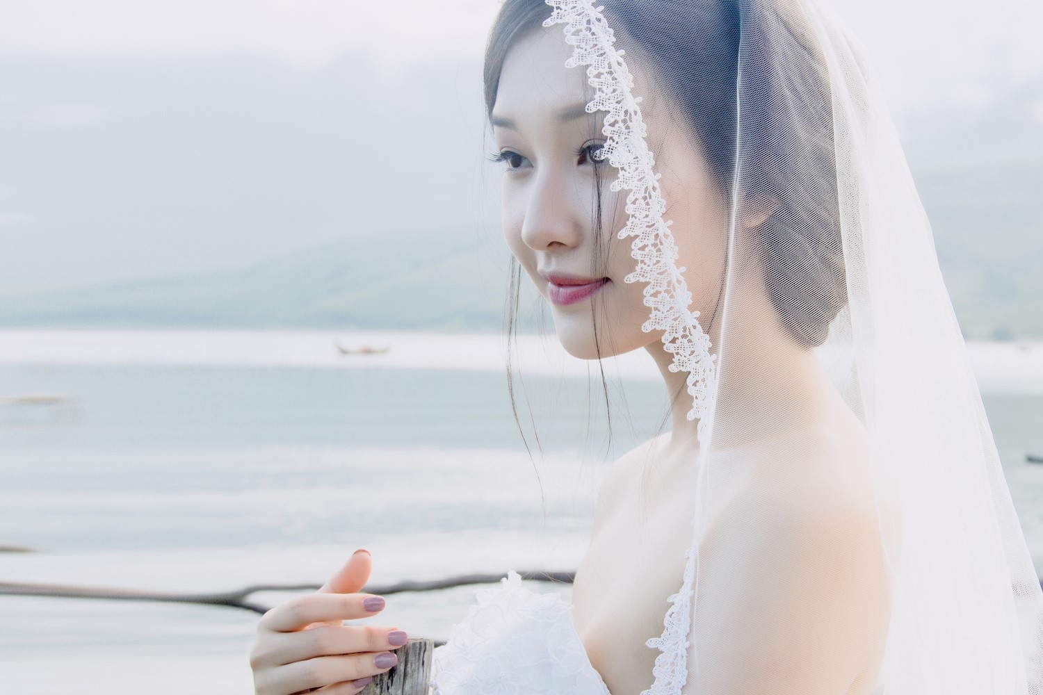 Hoa khoi Hue ma mi trong loat vay cuoi ren luoi anh 2