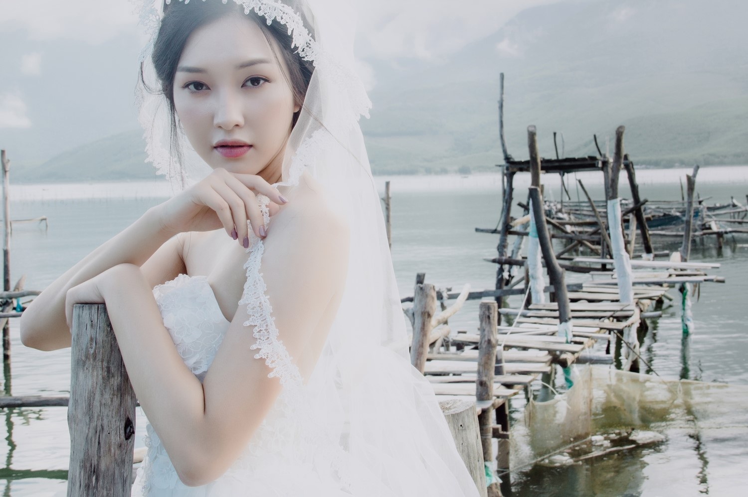 Hoa khoi Hue ma mi trong loat vay cuoi ren luoi anh 3