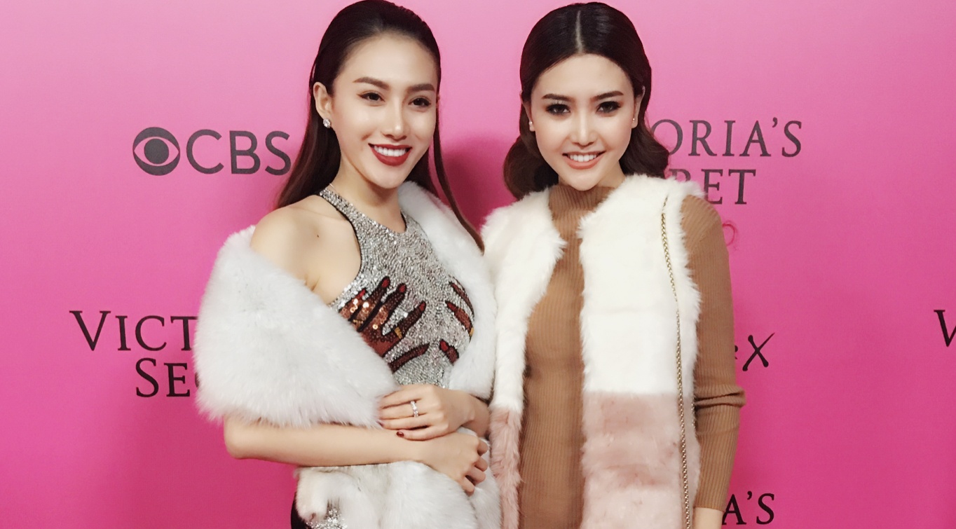 Le Ha, Ngoc Duyen vao hau truong Victoria's Secret Show hinh anh
