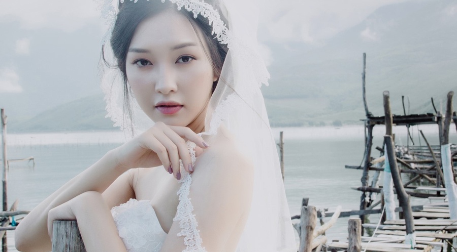 Hoa khoi Hue Ngoc Tran goi cam trong loat vay cuoi ren hinh anh