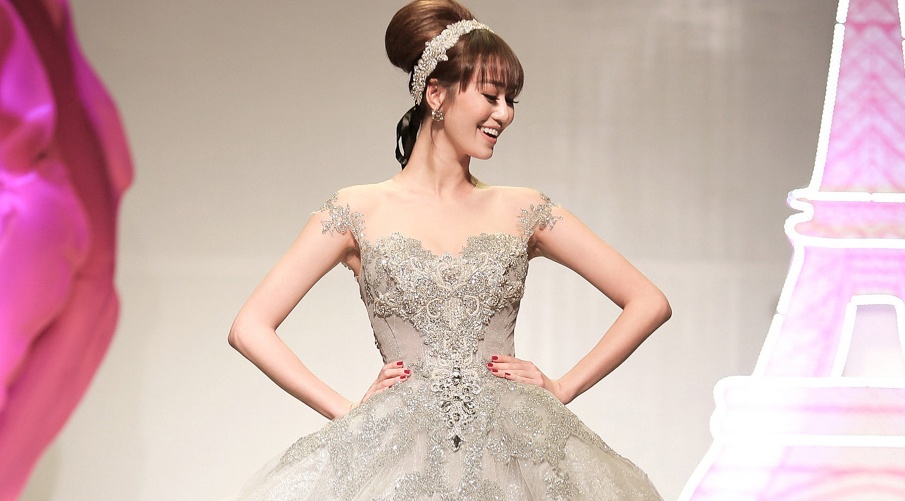 Khanh My dien vay cuoi lam vedette hinh anh