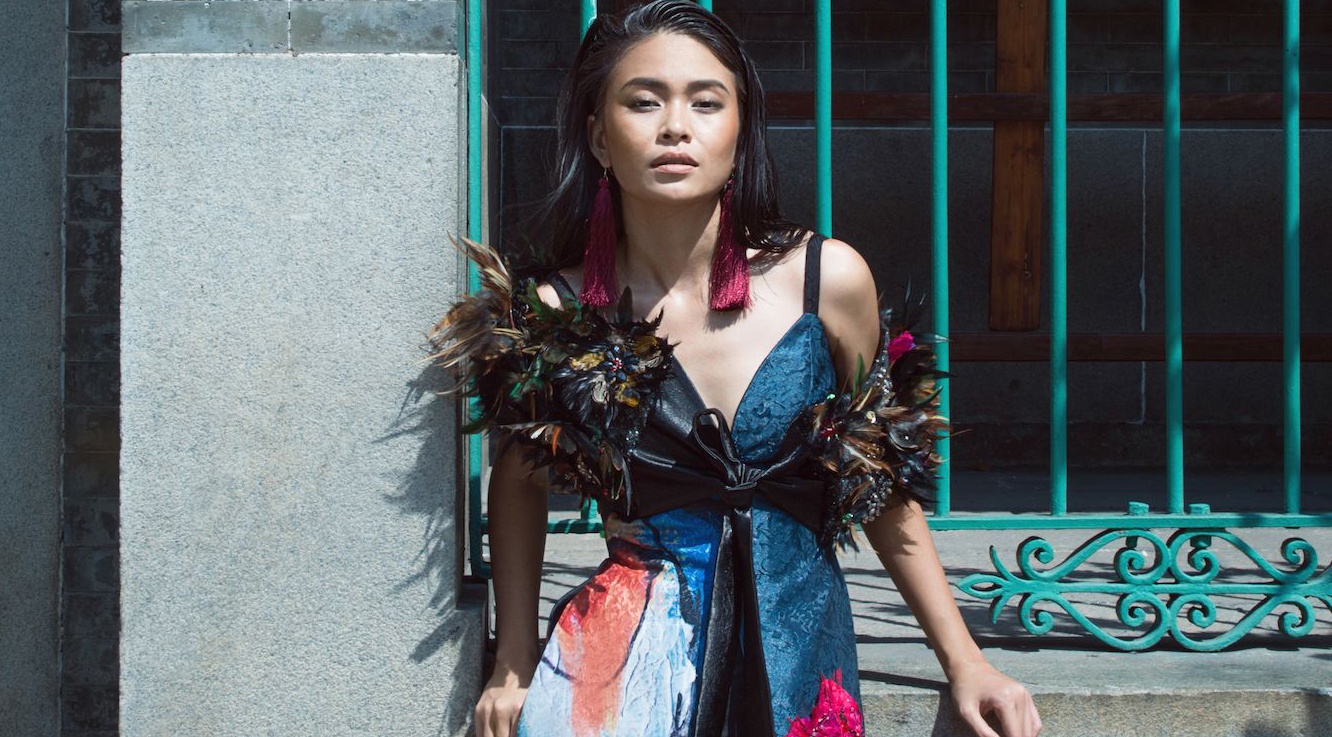 Mau Thuy ca tinh trong trang phuc truyen thong cach tan hinh anh