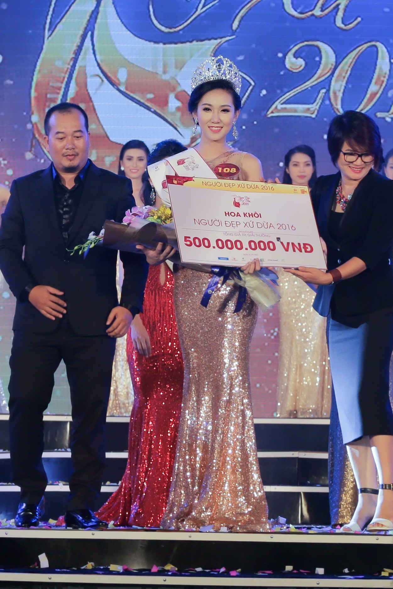 Co gai 19 tuoi dang quang Hoa khoi Nguoi dep xu Dua anh 1