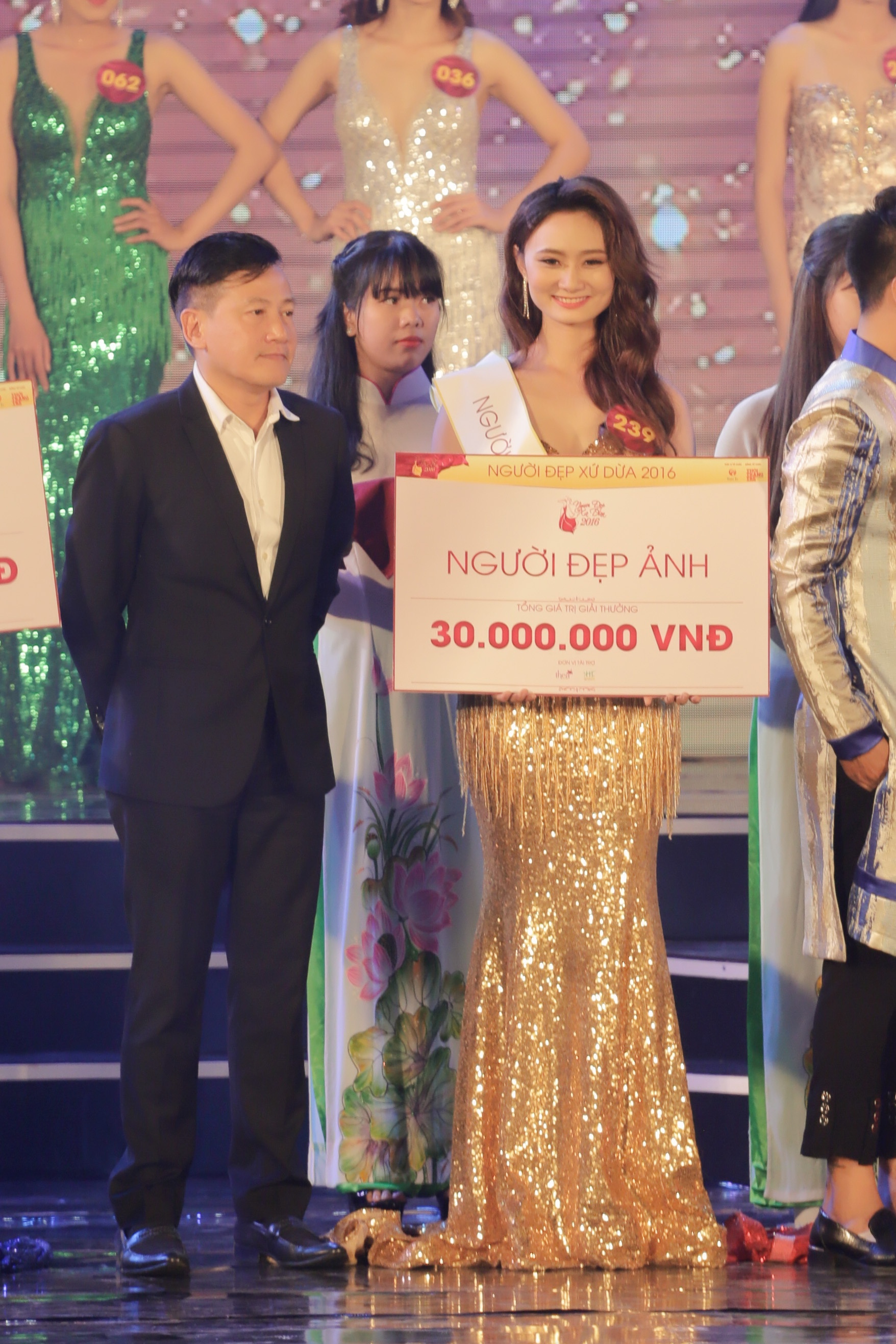 Co gai 19 tuoi dang quang Hoa khoi Nguoi dep xu Dua anh 7