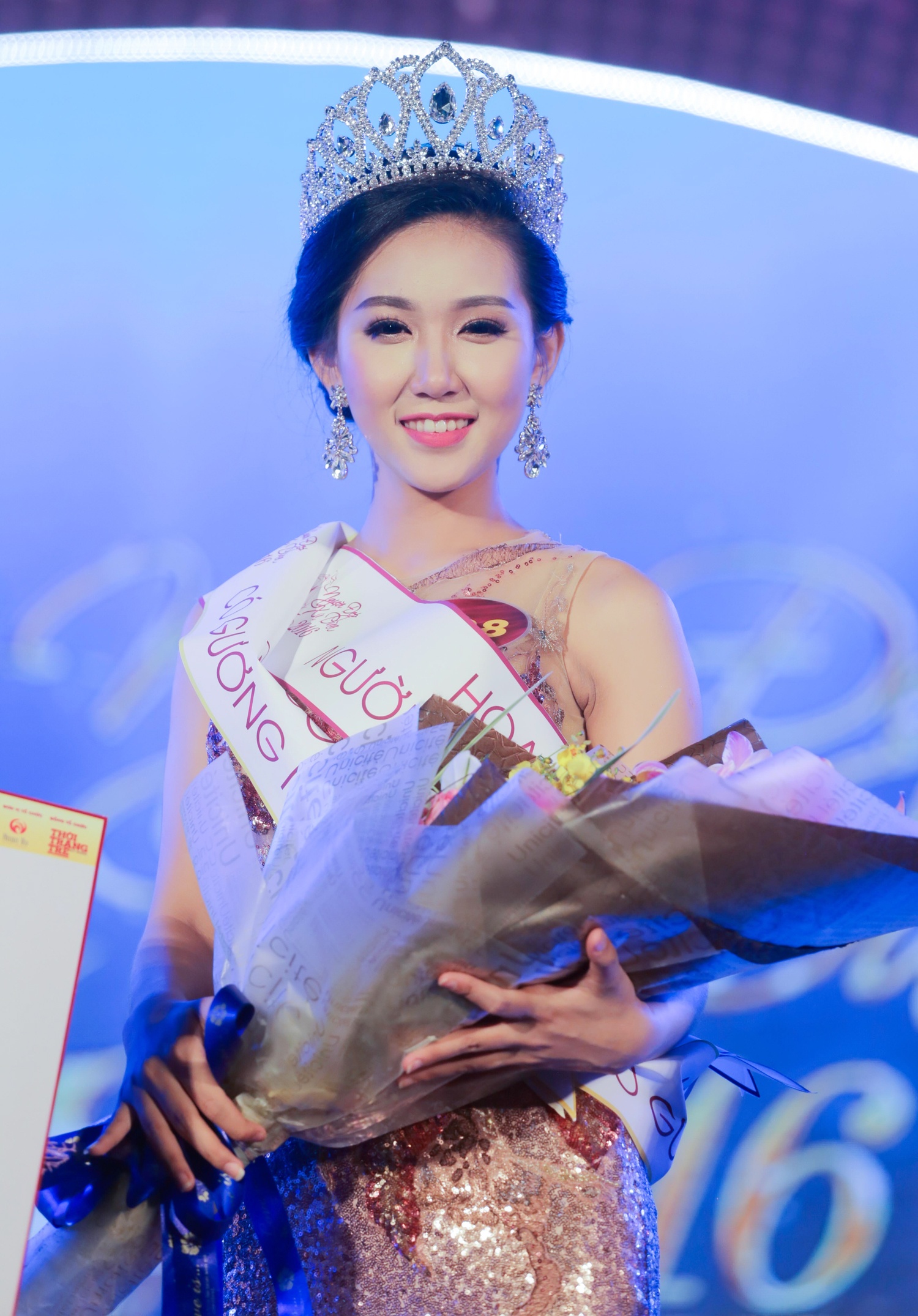 Co gai 19 tuoi dang quang Hoa khoi Nguoi dep xu Dua anh 2