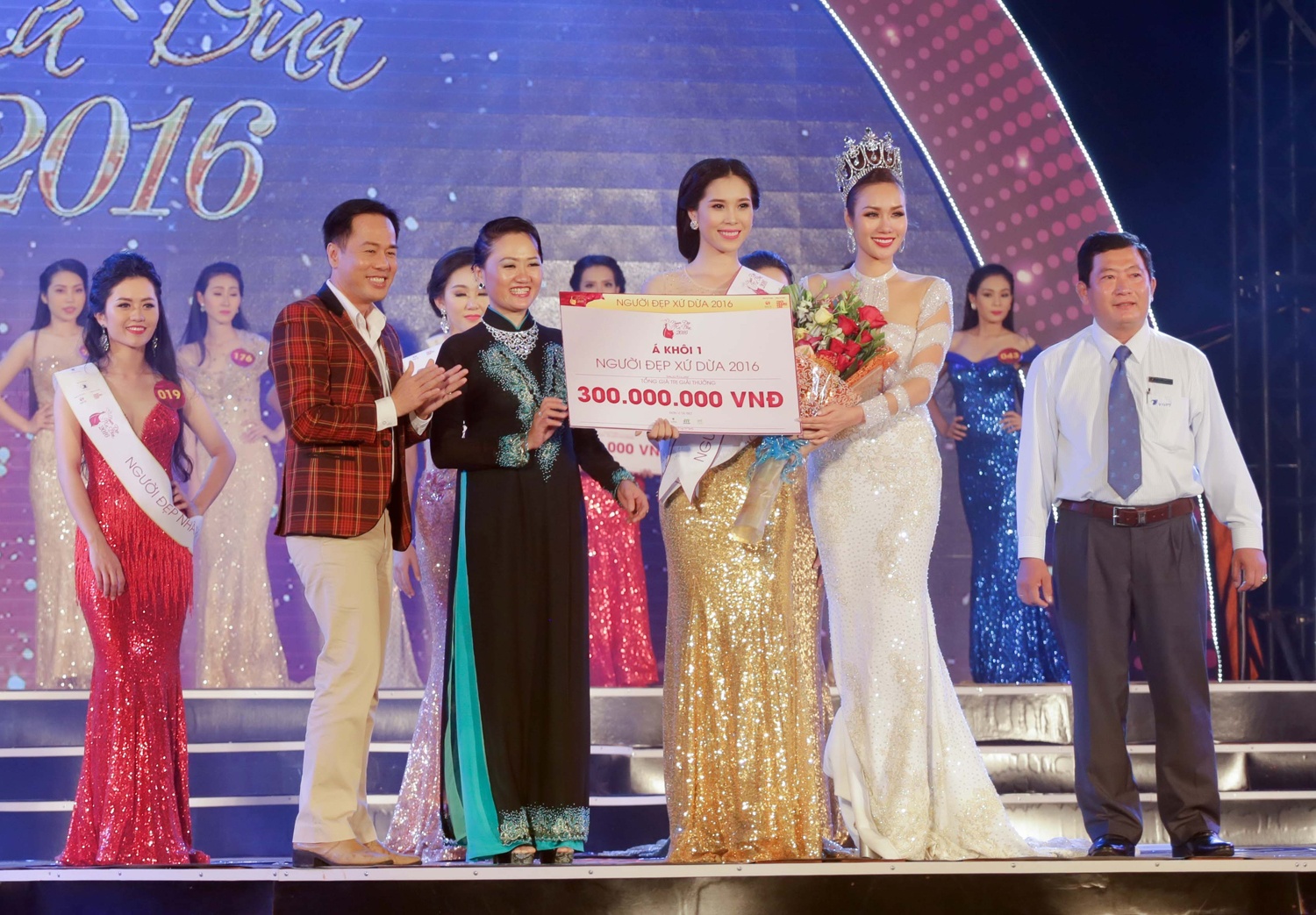 Co gai 19 tuoi dang quang Hoa khoi Nguoi dep xu Dua anh 4