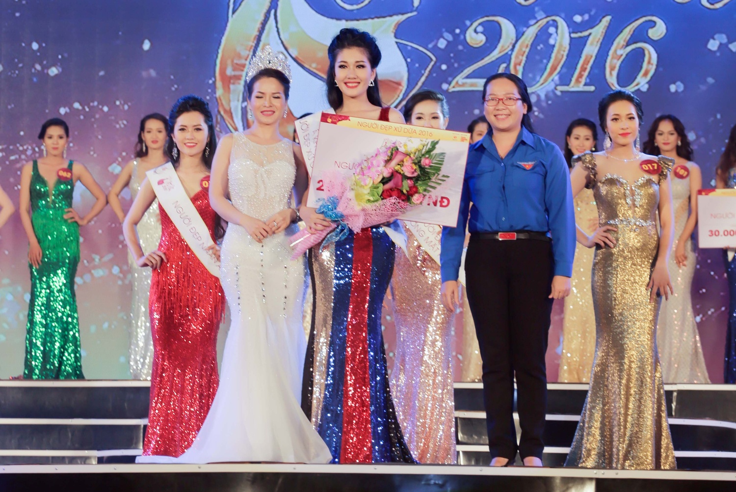 Co gai 19 tuoi dang quang Hoa khoi Nguoi dep xu Dua anh 5