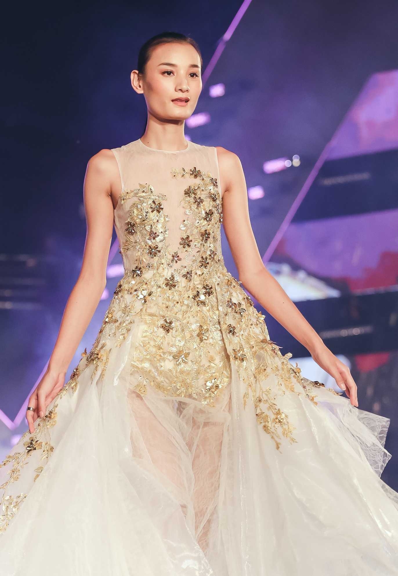 Le Thuy dien vay voan mong lam vedette anh 2