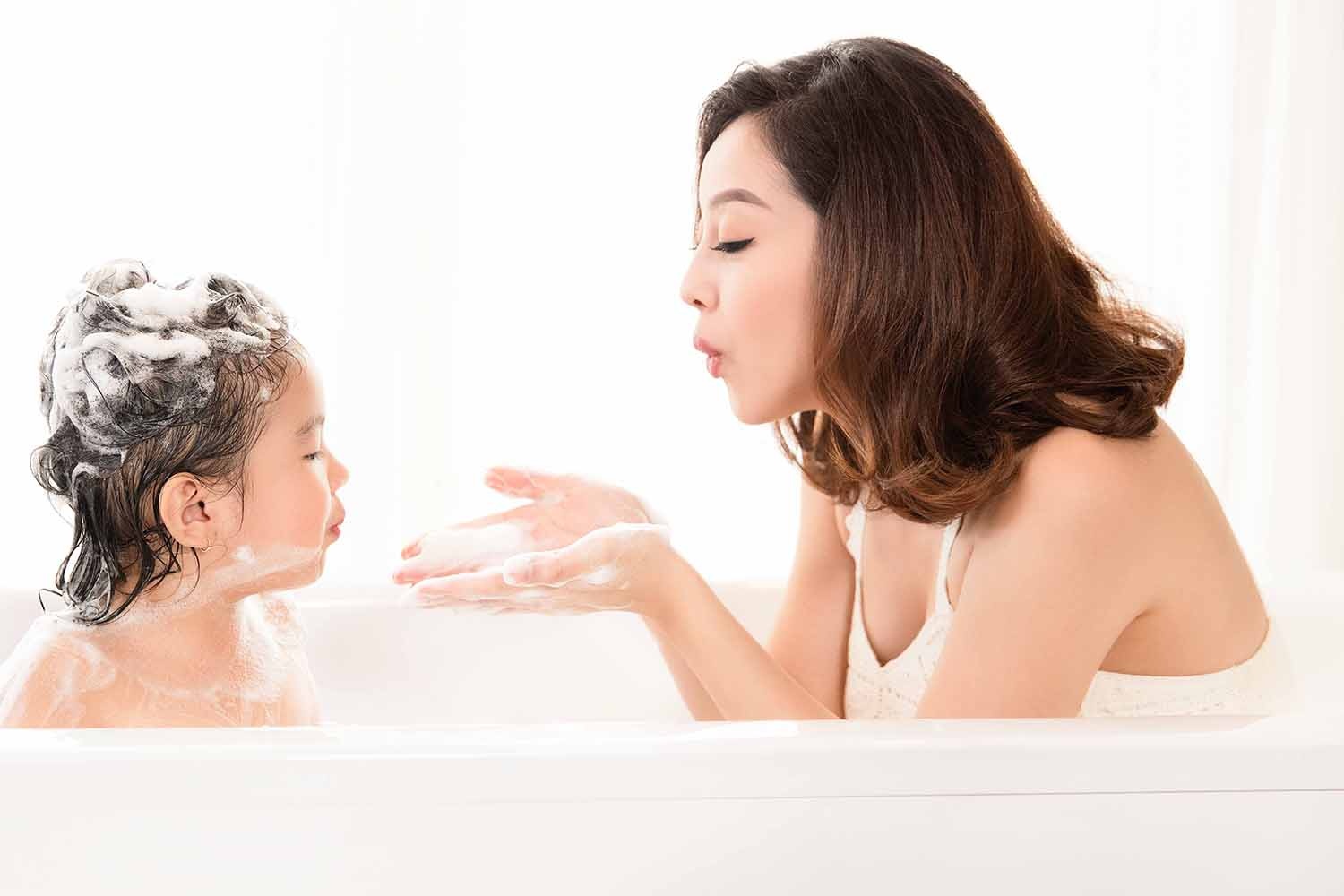 Jennifer Pham va con gai chup anh trong bon tam anh 1