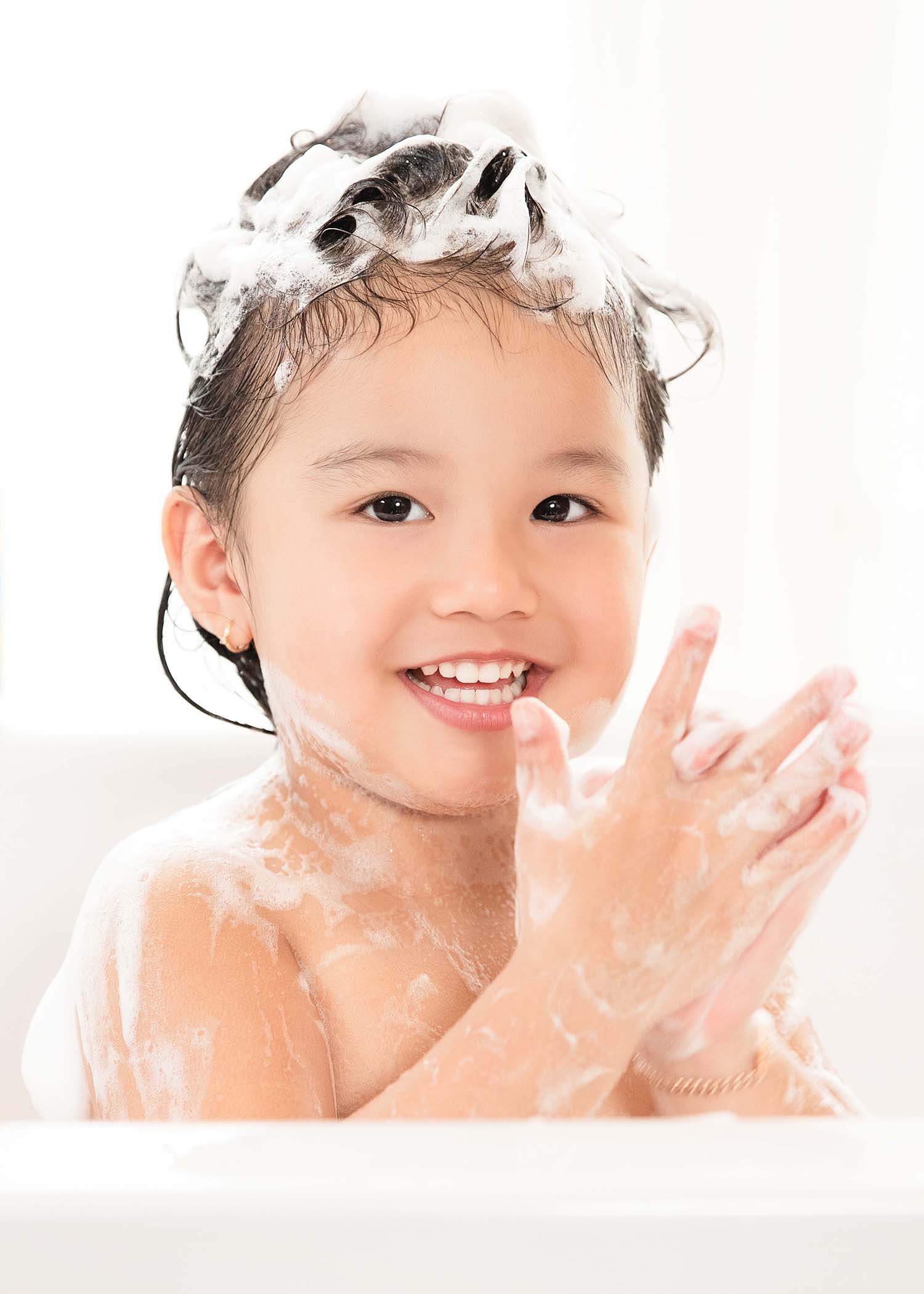 Jennifer Pham va con gai chup anh trong bon tam anh 2