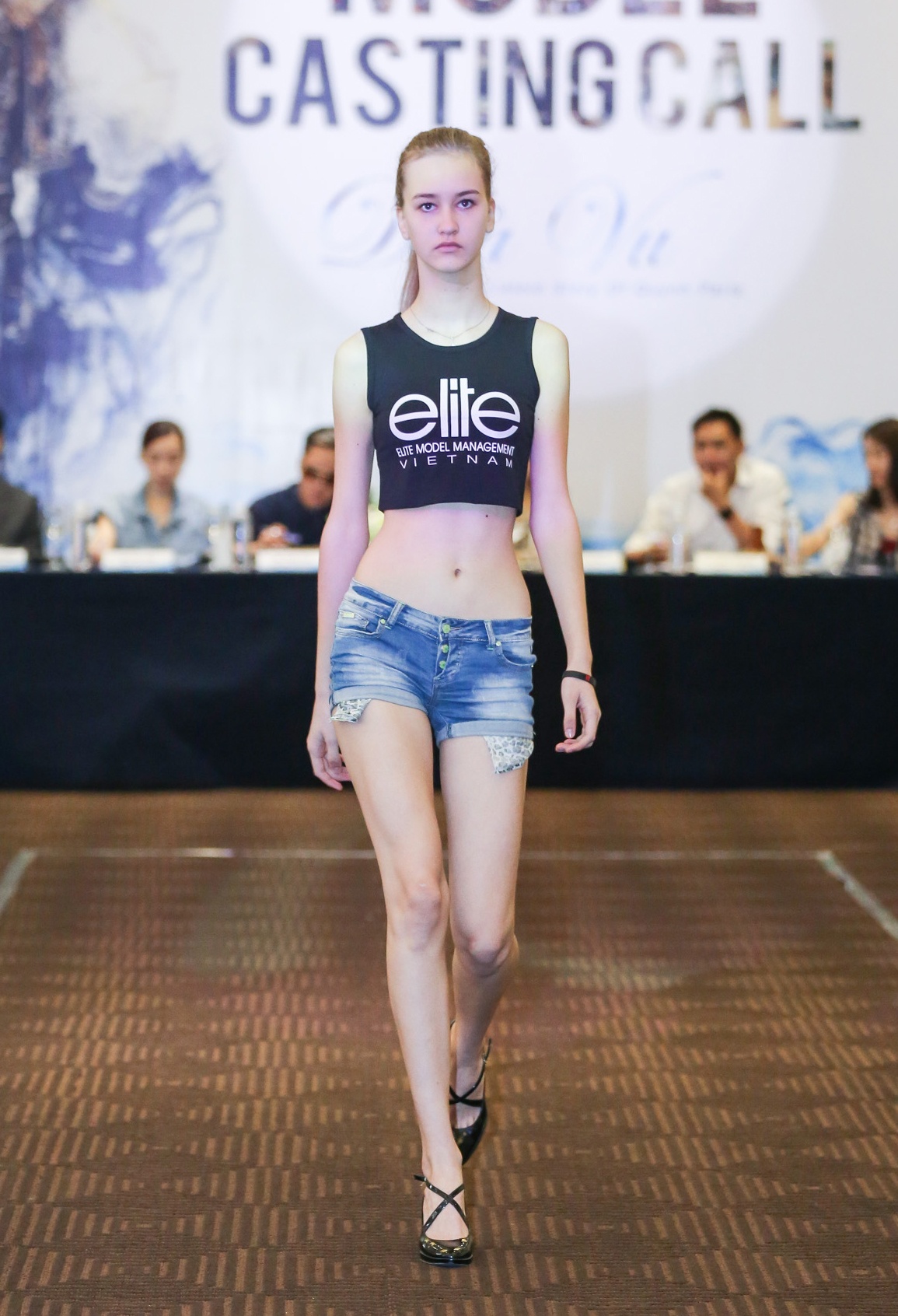 Diem Huong tap catwalk cho dan em anh 4