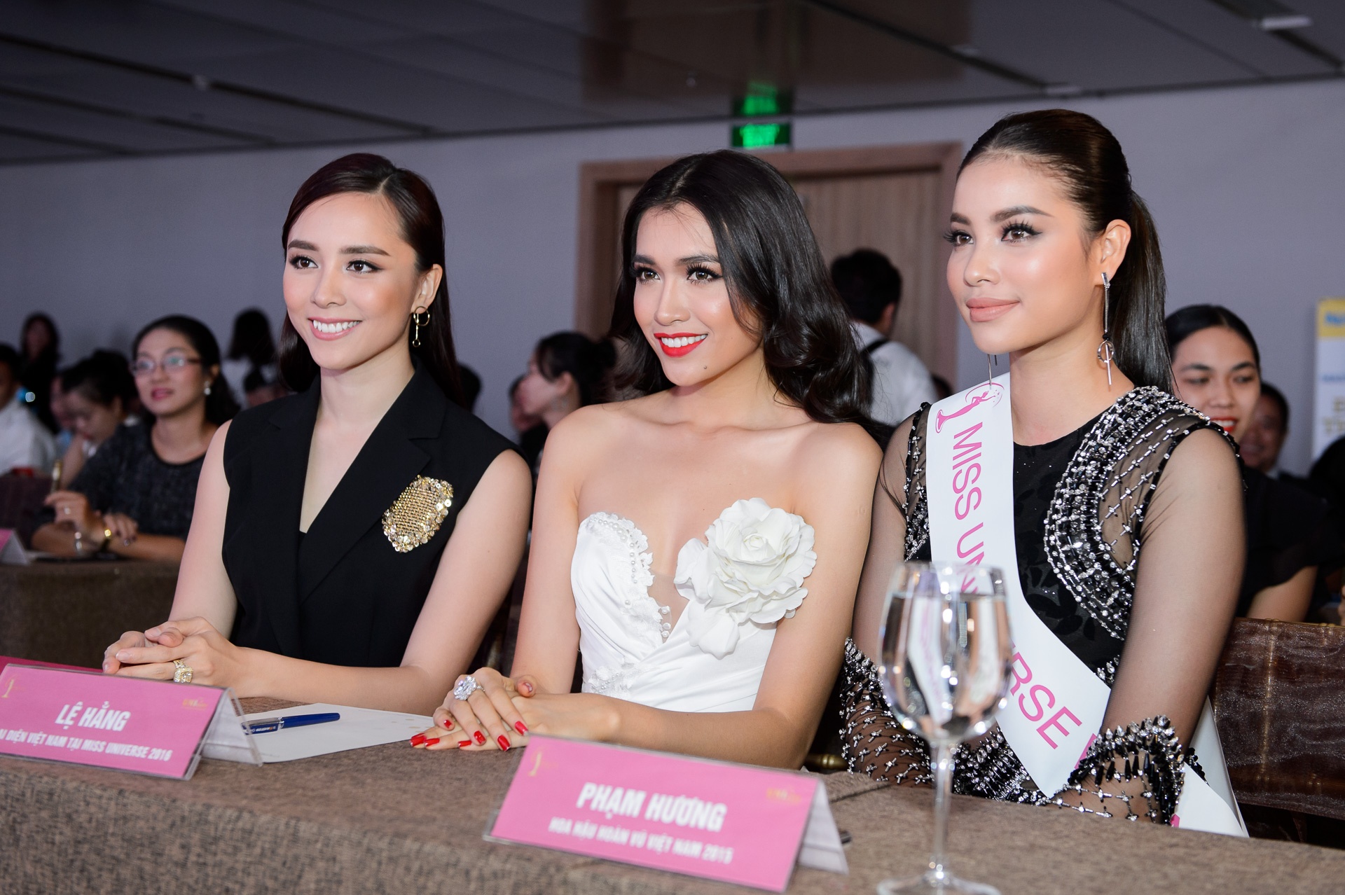 Pham Huong chuc mung Le Hang thi HH Hoan vu The gioi hinh anh