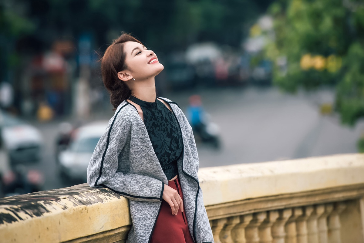 Thuy Dung dien trang phuc thu dong dao pho Ha Noi anh 1