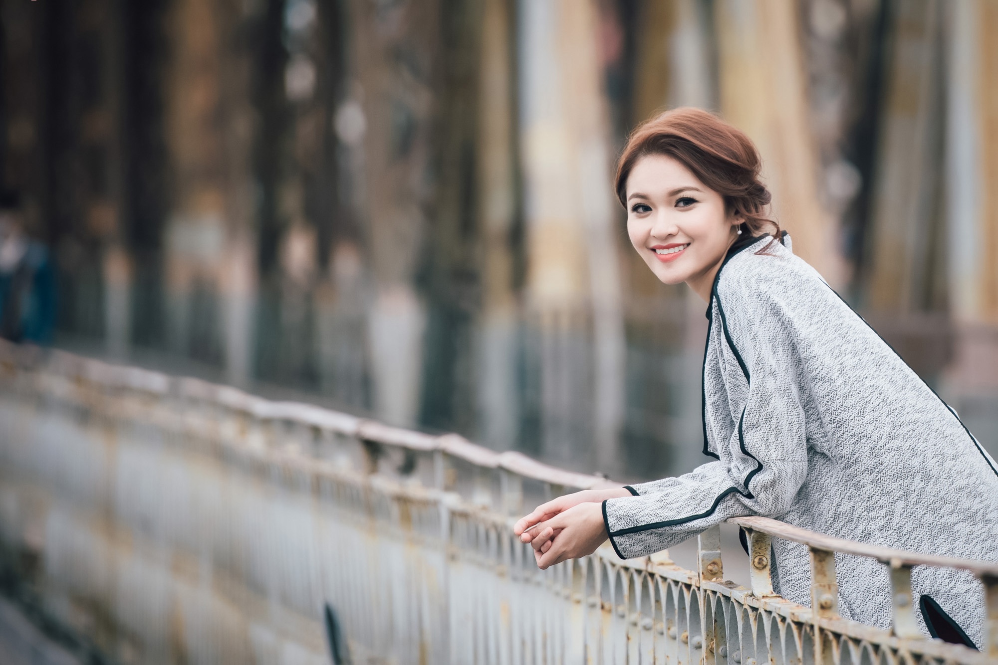 Thuy Dung dien trang phuc thu dong dao pho Ha Noi anh 2