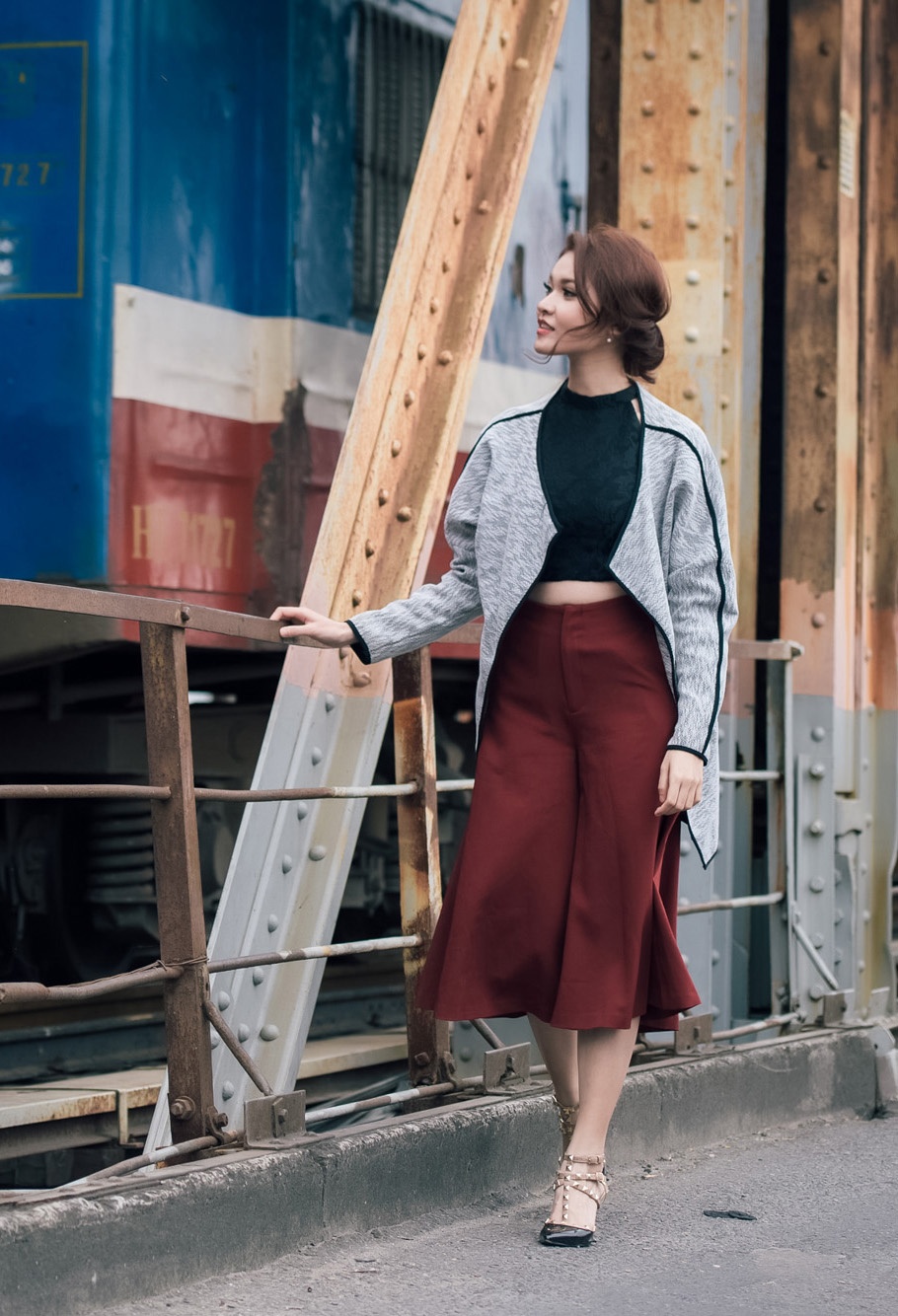 Thuy Dung dien trang phuc thu dong dao pho Ha Noi anh 3