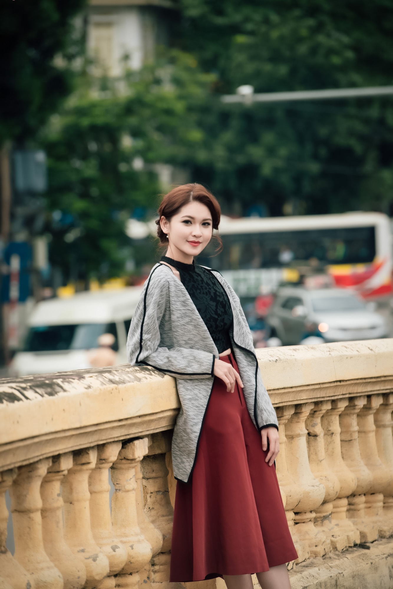 Thuy Dung dien trang phuc thu dong dao pho Ha Noi anh 4