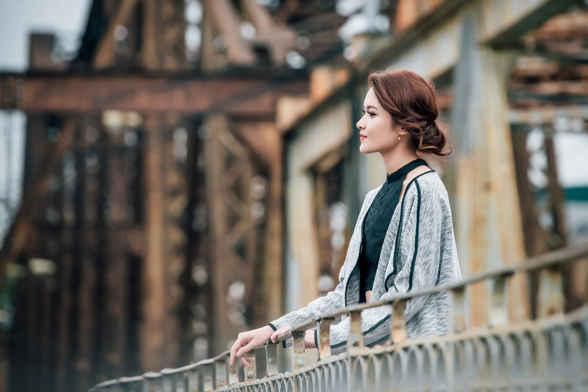 Thuy Dung dien trang phuc thu dong dao pho Ha Noi anh 5