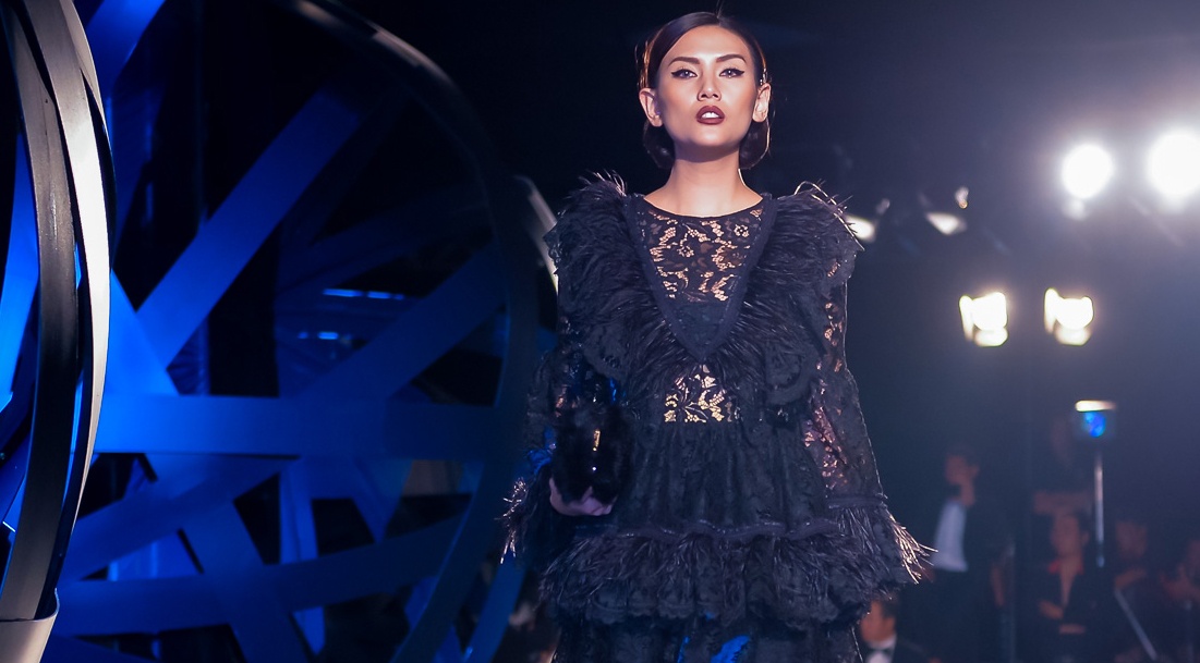 Do Manh Cuong dung 60 tan go lam san catwalk hinh anh