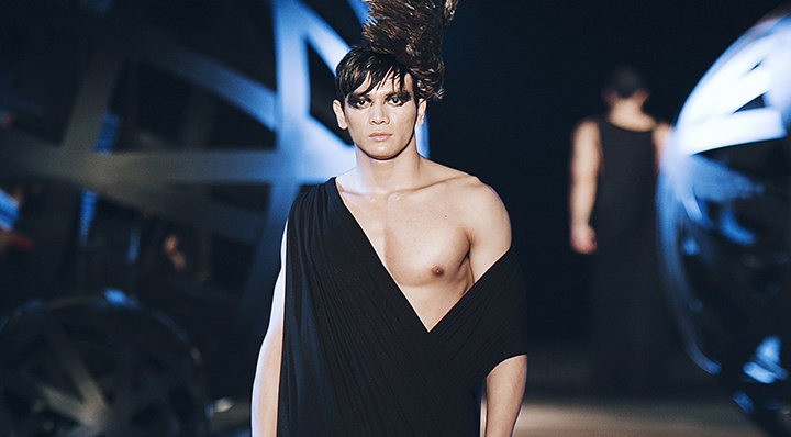 Mau nam di giay 20 cm, mac vay trinh dien catwalk hinh anh