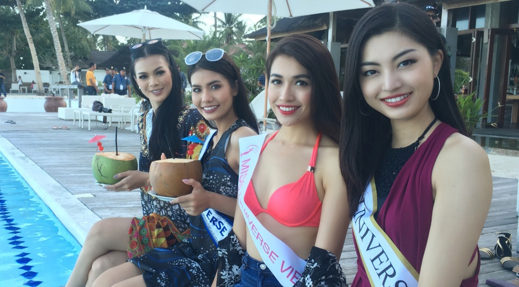 Le Hang mac goi cam giao luu cung thi sinh Miss Universe hinh anh