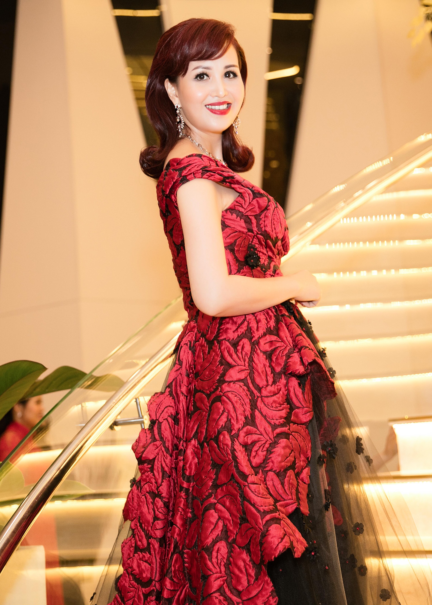 Hoa hau Dieu Hoa dien dam tre vai anh 4