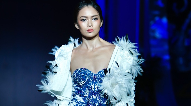 Dan mau catwalk duoi troi mua o show 'Lam Vu' hinh anh