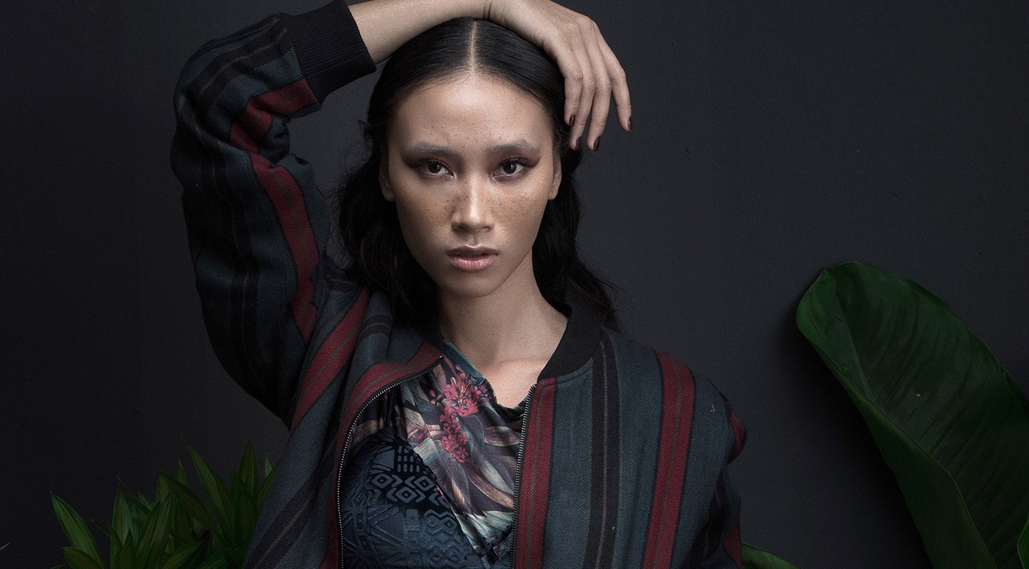 Trang Khieu an tuong voi trang phuc tong tram hinh anh