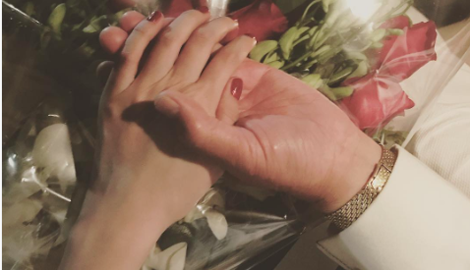 Ngoc Trinh khoe anh nam tay ban trai khi vua den My hinh anh