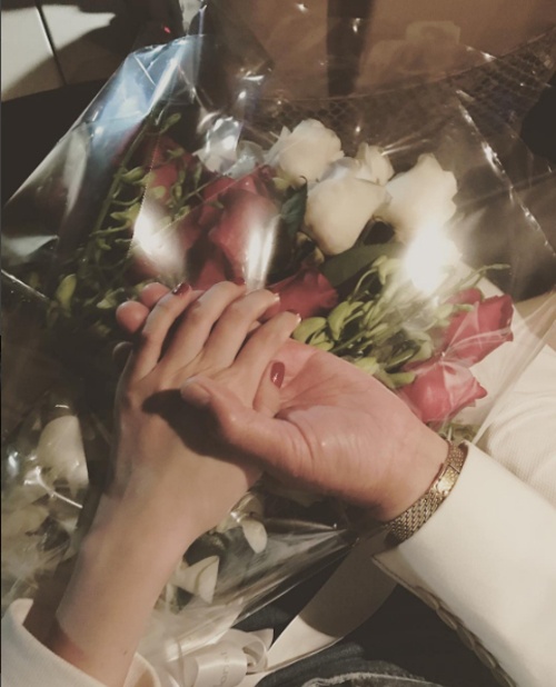 Ngoc Trinh nam tay nguoi yeu anh 1