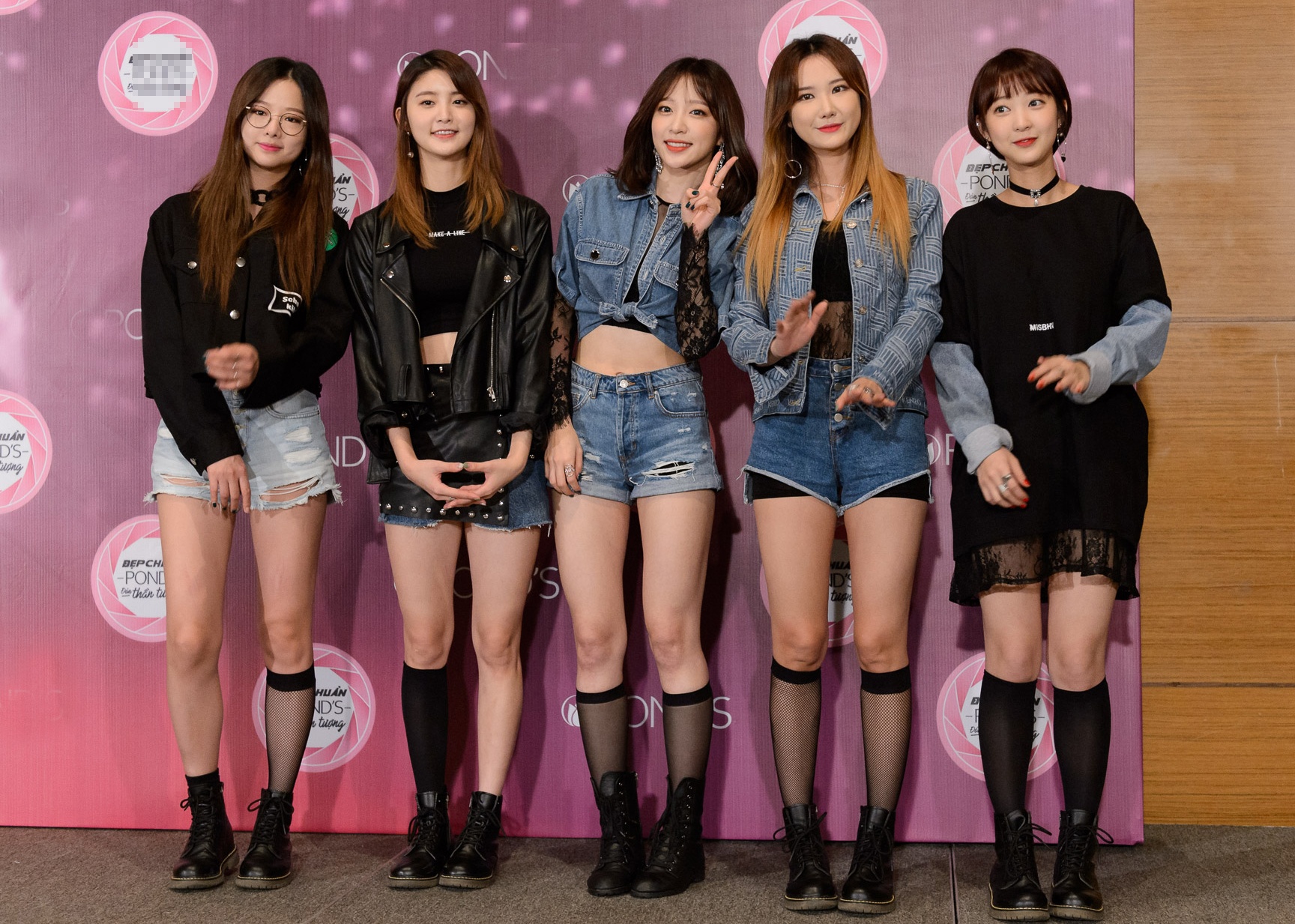 Exid nhay sexy,  khoe chan thon tren san khau Viet anh 1