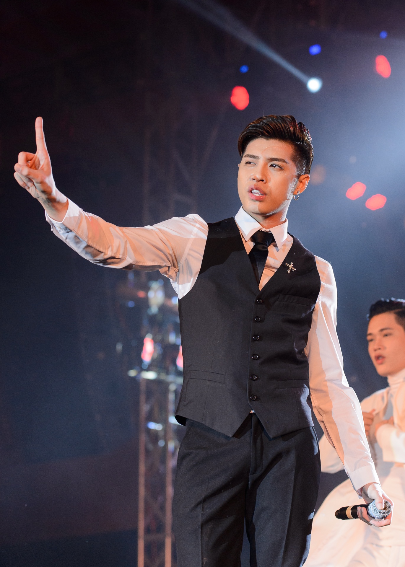 Exid nhay sexy,  khoe chan thon tren san khau Viet anh 13