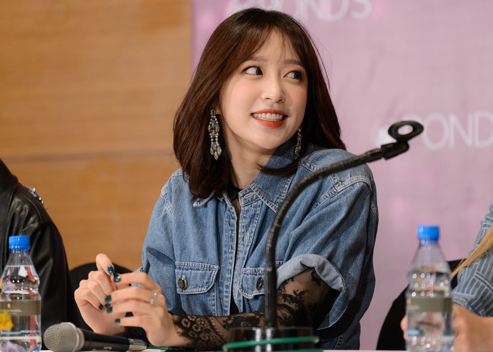 Exid nhay sexy,  khoe chan thon tren san khau Viet anh 3