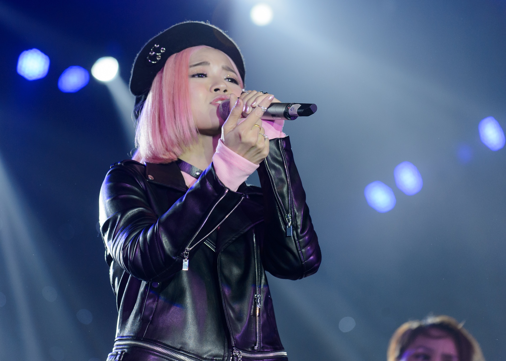 Exid nhay sexy,  khoe chan thon tren san khau Viet anh 9