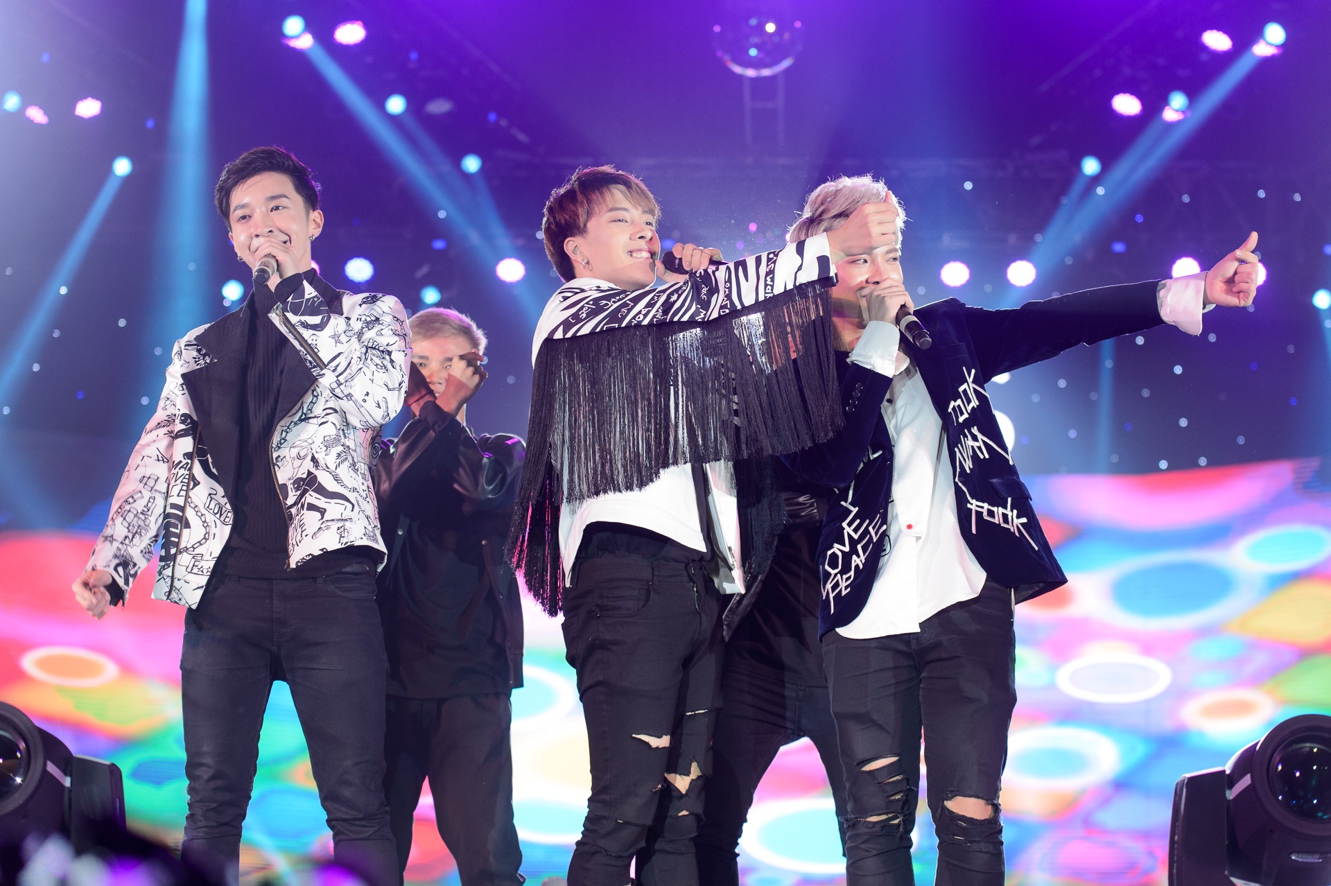 Exid nhay sexy,  khoe chan thon tren san khau Viet anh 7