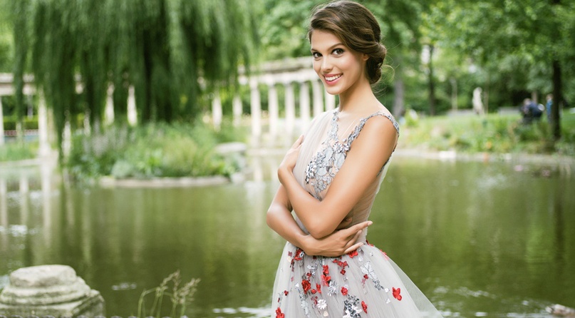 Hoa hau Phap dien dam da hoi cua nha mot Viet sau dang quang hinh anh