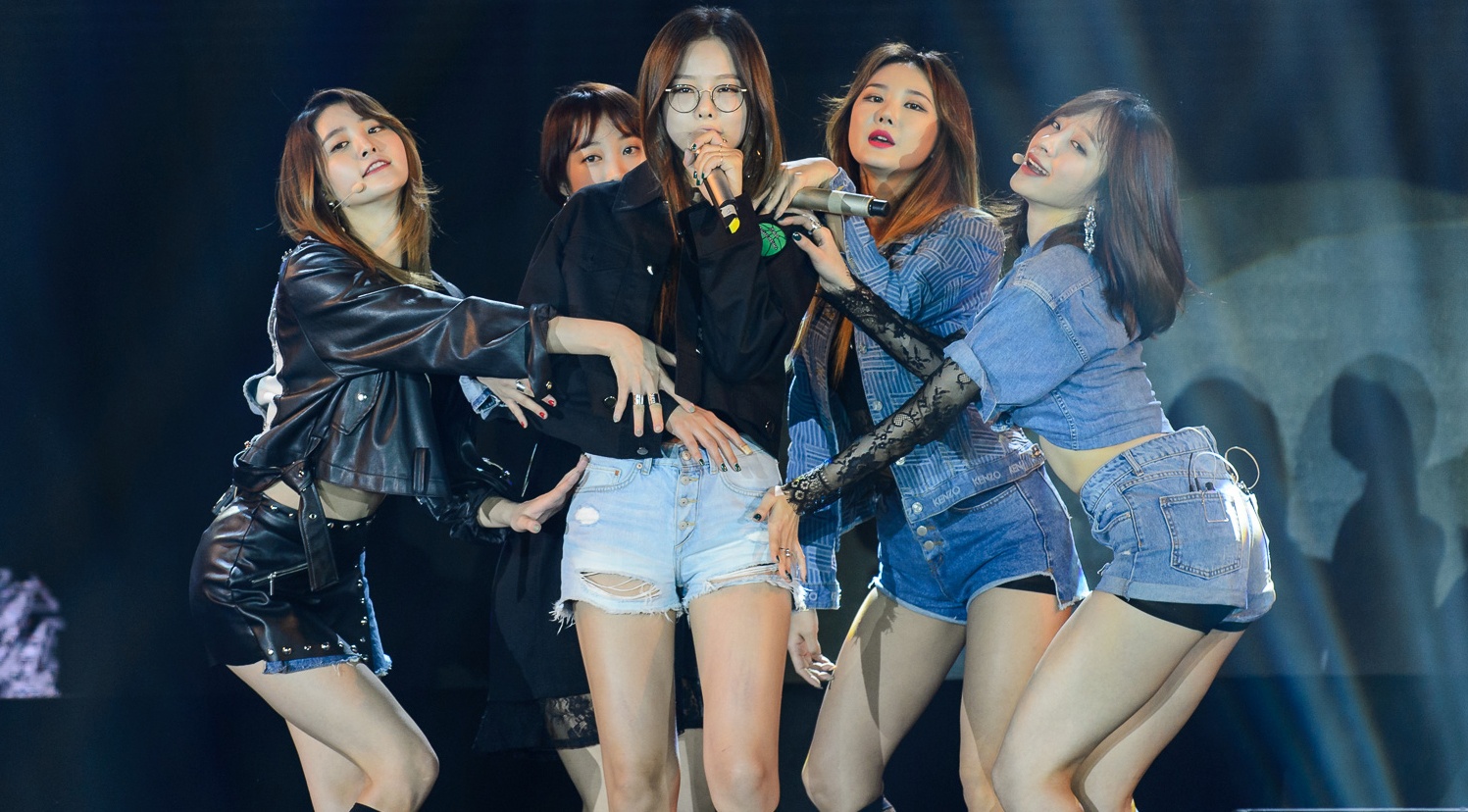 Exid nhay sexy, khoe chan thon tren san khau Viet hinh anh