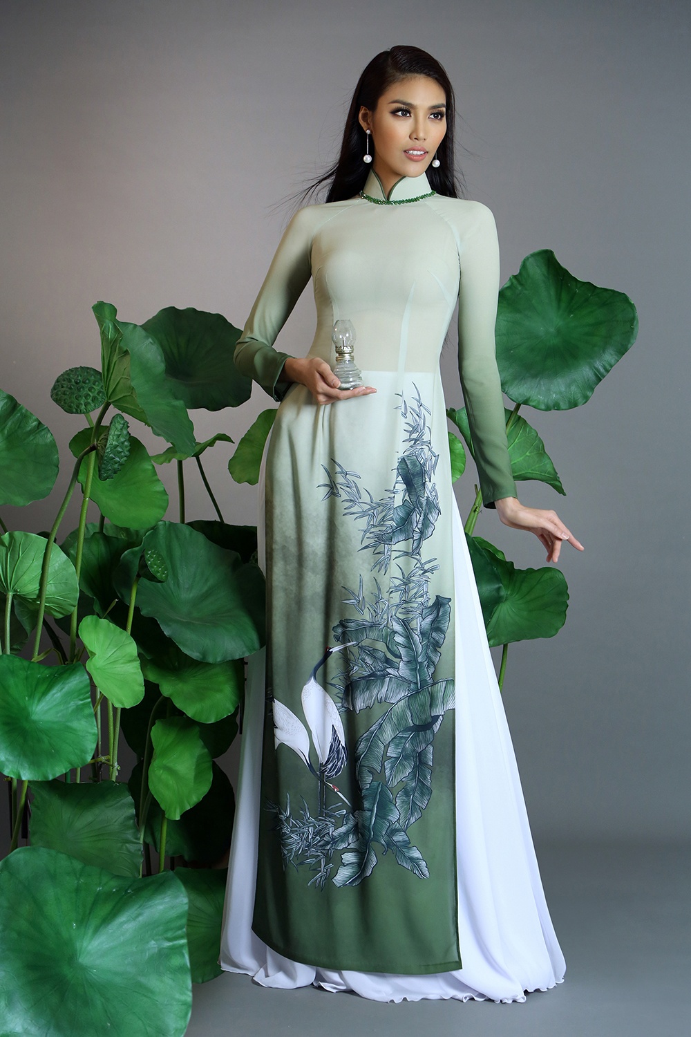 Lan Khue goi y ao dai hoa sen dien ngay Tet anh 1