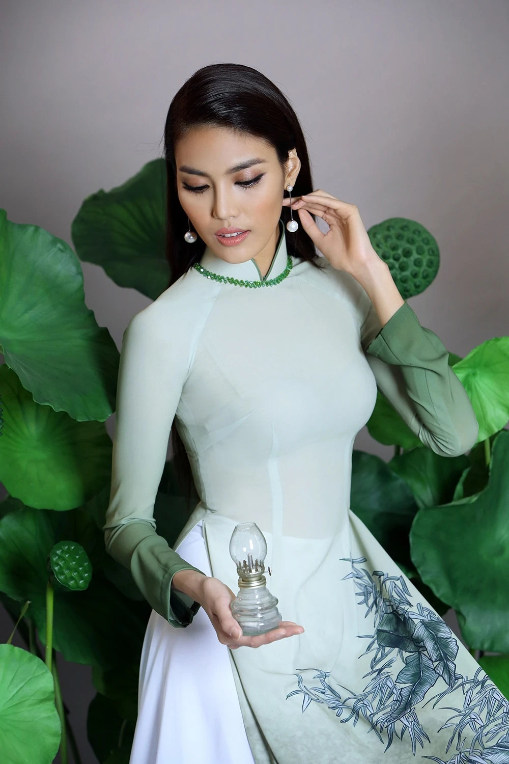 Lan Khue goi y ao dai hoa sen dien ngay Tet anh 2